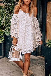 Vestido corto mini de encaje blanco con tirantes finos